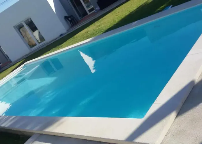 Charming House With Shared Pool In Atalaia, 110 M²